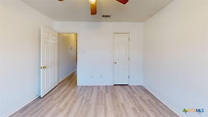 Property Photo: 204 W Truman Avenue D TX 76522