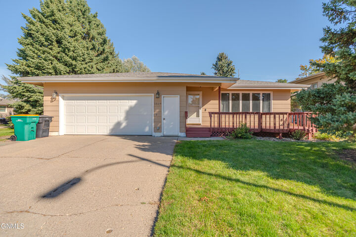Property Photo:  1519 Richmond Drive  ND 58504 