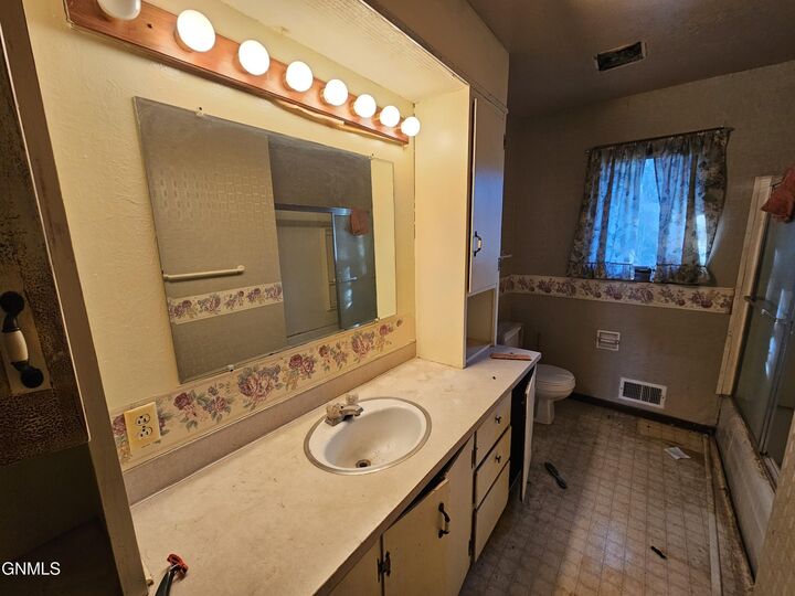 Property Photo: 401 E Interstate Avenue E ND 58503