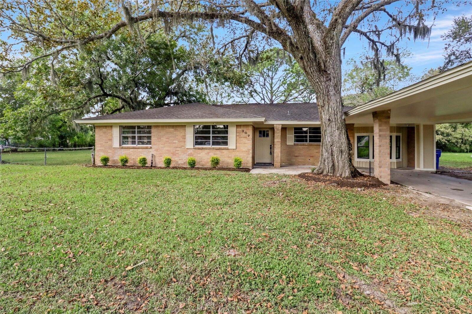 Property Photo: 307 Avenue G TX 77422
