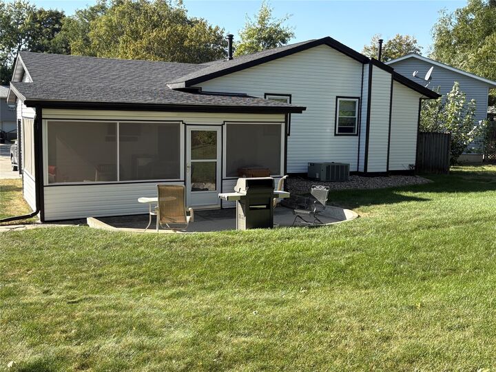Property Photo: 7 Beck Court IA 50112