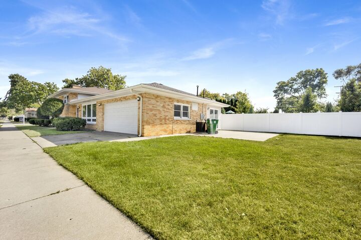 Property Photo: 1900 Manchester Avenue IL 60154