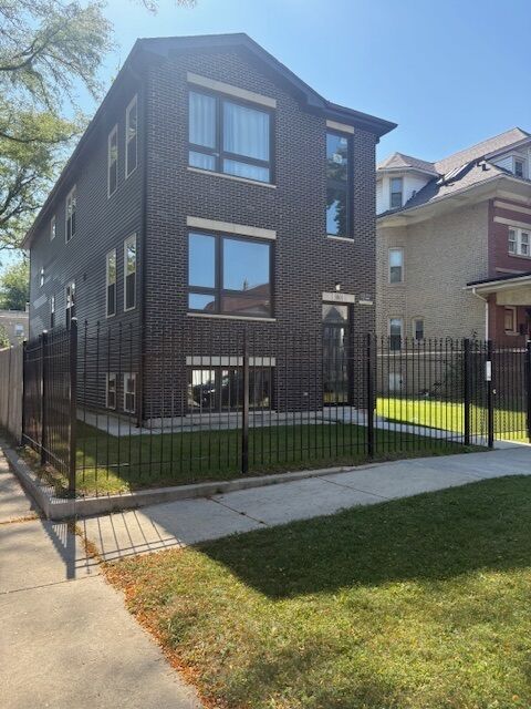 Property Photo:  5803 W Superior Street 2  IL 60644