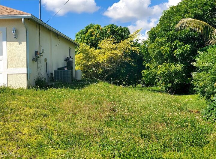Property Photo:  913 Sara Avenue N  FL 33971 