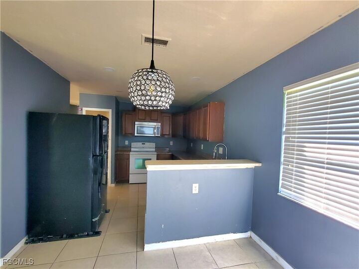 Property Photo:  913 Sara Avenue N  FL 33971 