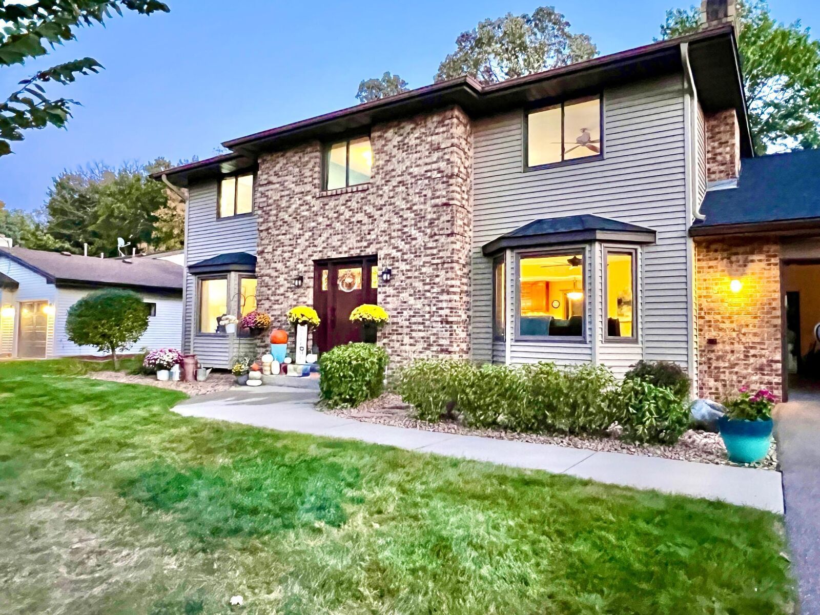 Property Photo: 2100 Viburnum Trail MN 55122