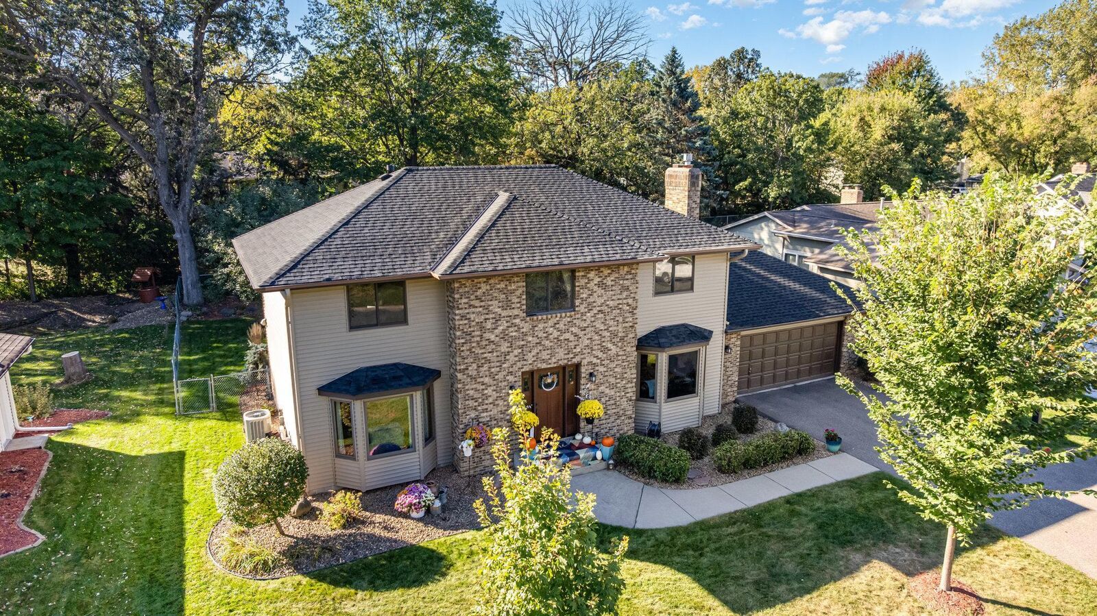 Property Photo: 2100 Viburnum Trail MN 55122