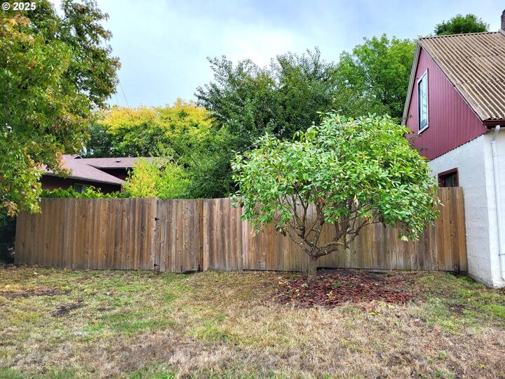 Property Photo:  347 NE Oak St  OR 97378 