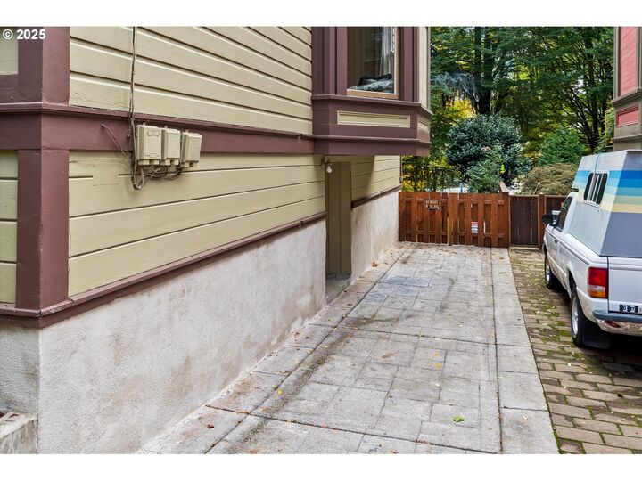 Property Photo:  1916 SW Madison St  OR 97205 