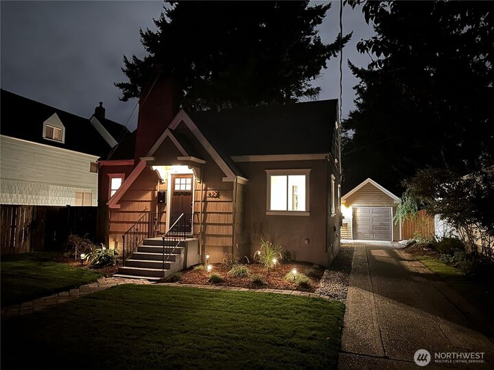 Property Photo:  422  8th Avenue NE  WA 98372