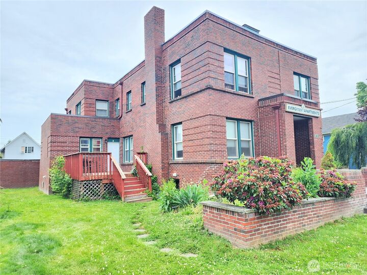 Property Photo: 1309 S 3rd Street E WA 98273