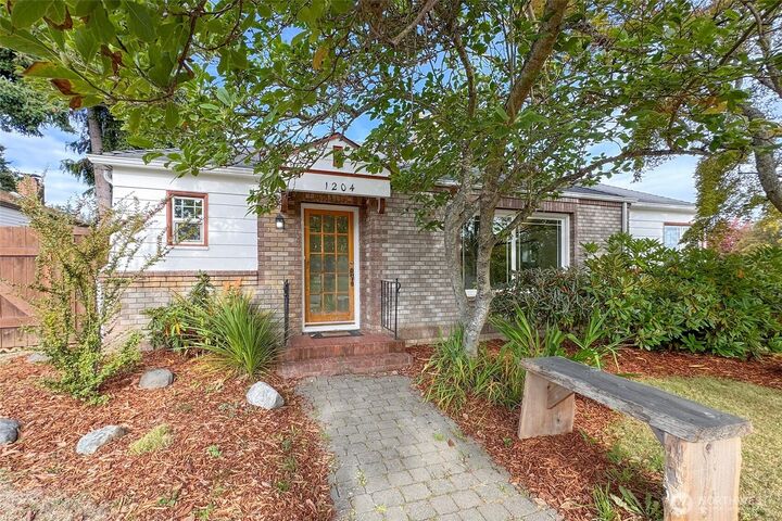 Property Photo:  1204 S Oak Street  WA 98362 