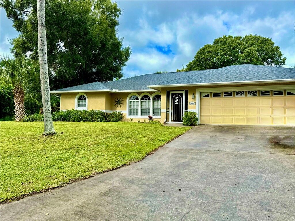 Property Photo: 2065 19th Avenue SW FL 32962