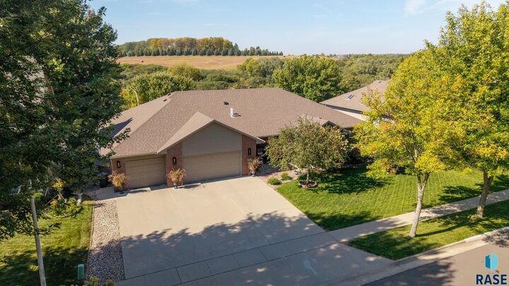 Property Photo:  3056 S Coral Ct Court  SD 57103 