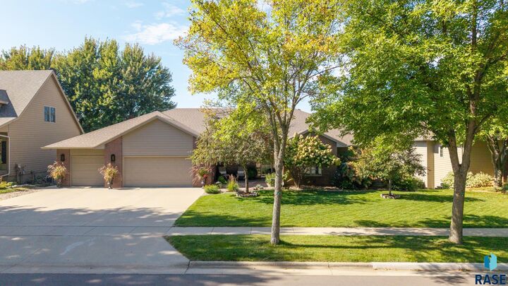 Property Photo:  3056 S Coral Ct  SD 57103 