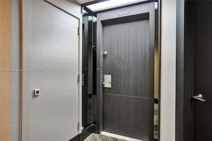 Property Photo:  20191 E Country Club Dr 2606  FL 33180