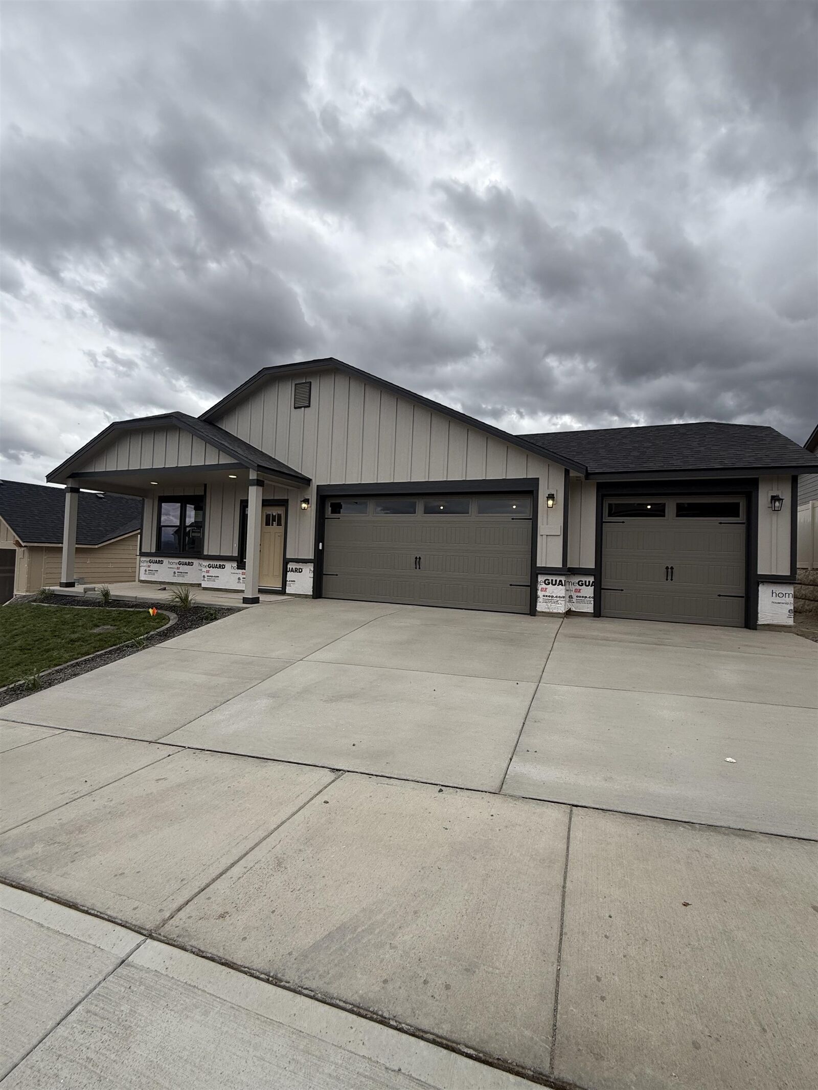 Property Photo:  18134 E Barclay Ct 4/4 Hudson  WA 99016 
