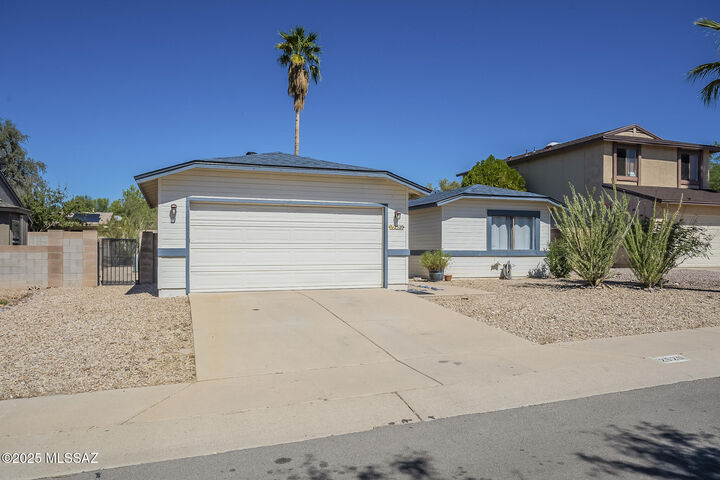 Property Photo:  2520 W Glenbrook Way  AZ 85741 