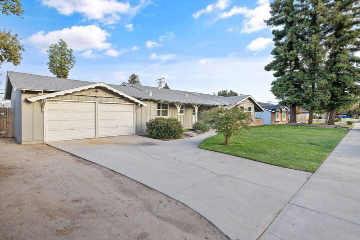 Property Photo:  2320 S Locust Street  CA 93277 