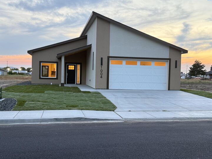 Property Photo:  1004 N 26th Ave  WA 99301 