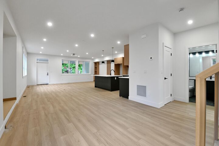 Property Photo:  32905 3 Avenue  BC V2V 1N2