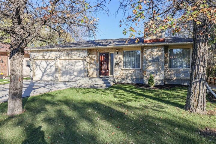 Property Photo:  54 McCallum Crescent  MB R3R 2S6 