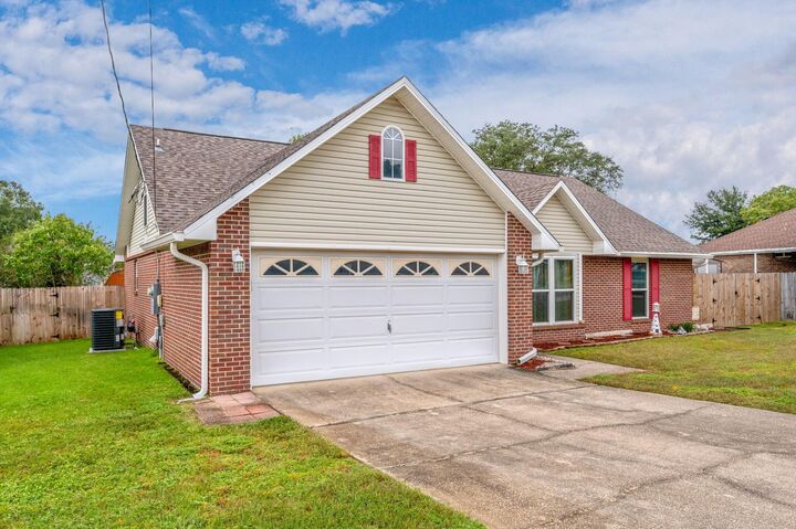 Property Photo: 517 Tom Sawyer Lane FL 32536