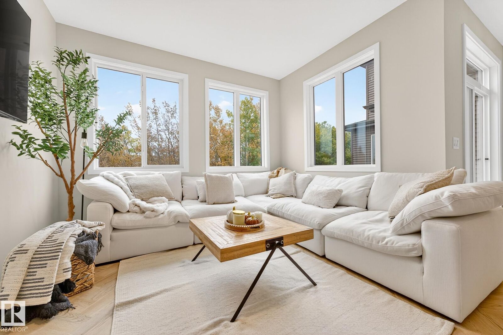 Property Photo:  431 Conroy Crescent SW  AB T6W 5A9