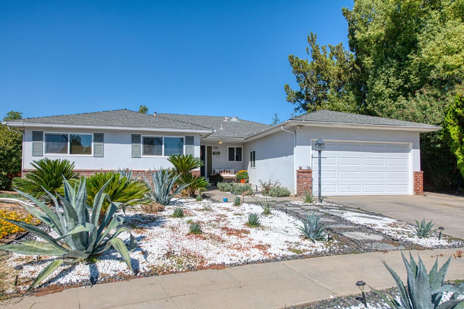 Property Photo:  1038 E Vartikian Avenue  CA 93710 