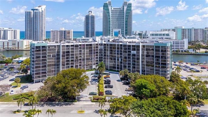 Property Photo: 400 Leslie Dr 1001 FL 33009