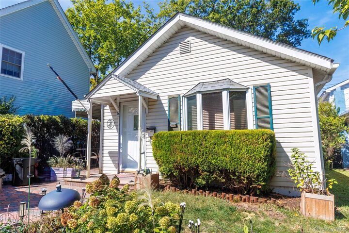 Property Photo:  6 Elm Place 6  NY 10465 