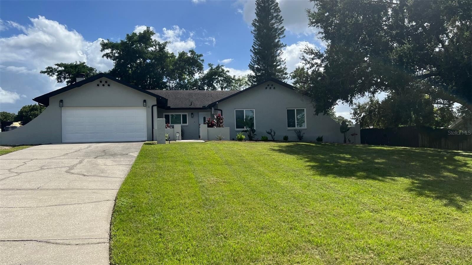 Property Photo: 204 S Lake Mariam Drive FL 33884