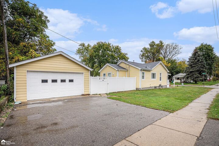 Property Photo: 605 Spruce Street MI 48458-1942