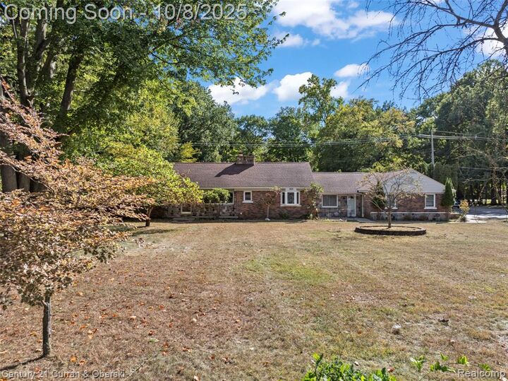 Property Photo:  32525 6 Mile Road  MI 48152 3277 