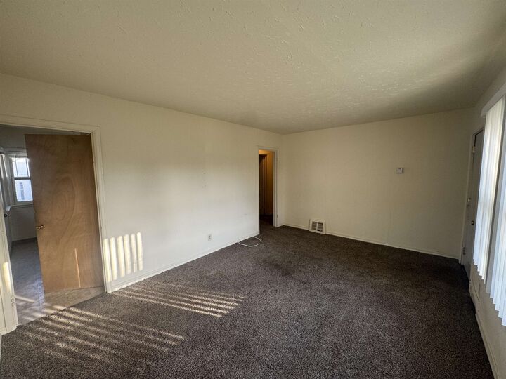 Property Photo:  913 SW 5th St  ND 58701