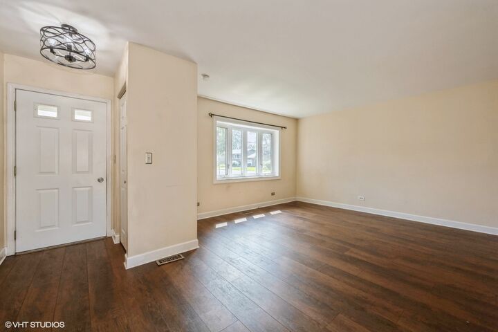 Property Photo:  102 Mary Street  IL 60543 