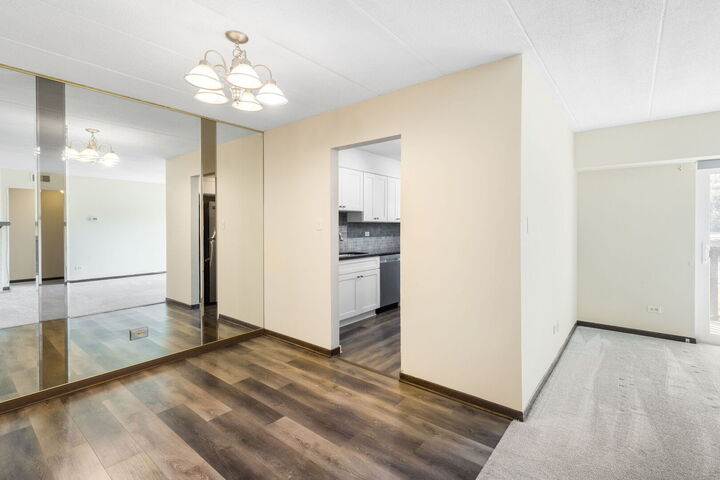 Property Photo: 527 Cumnor Road 107 IL 60559