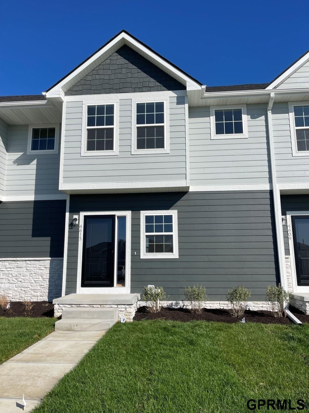 Property Photo: 4613 Leawood Court NE 68133