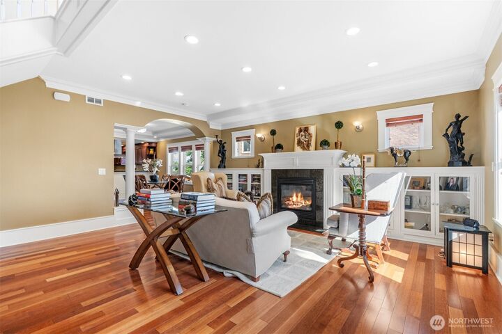 Property Photo: 400 NE 50th Street WA 98105