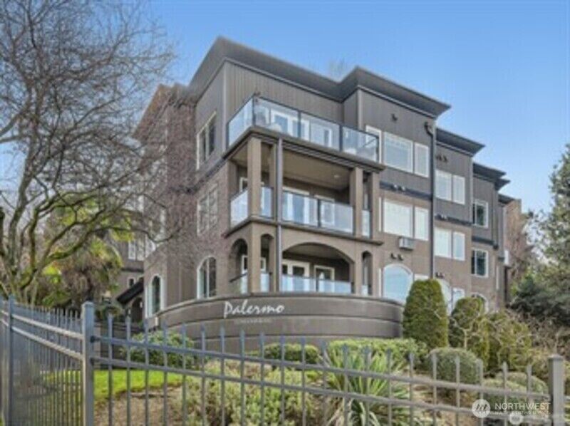 Property Photo:  1029  Belmont Avenue E 101  WA 98102