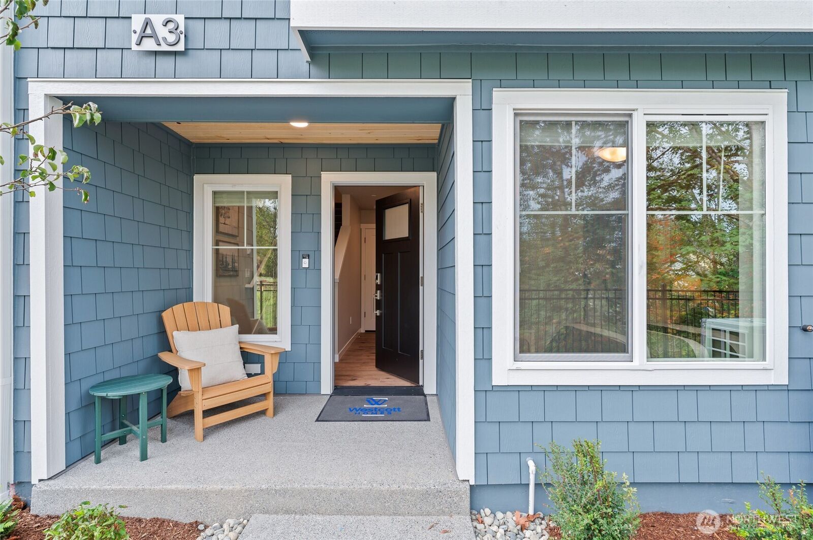 Property Photo: 14424 Madison Way E4 WA 98087