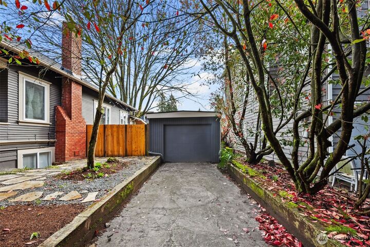 Property Photo:  4642  Eastern Avenue N  WA 98103 