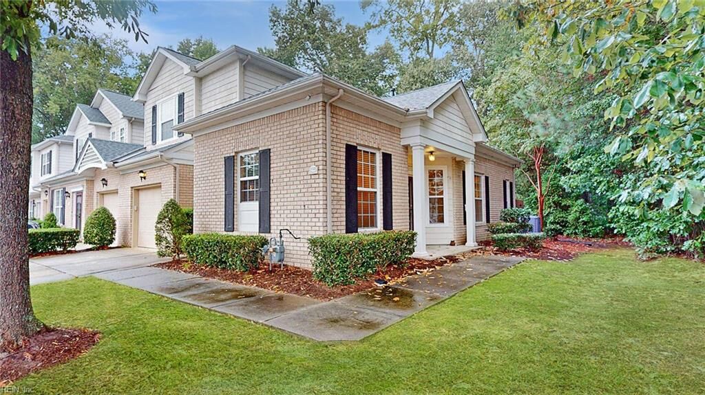 Property Photo: 1528 Long Parish Way VA 23320
