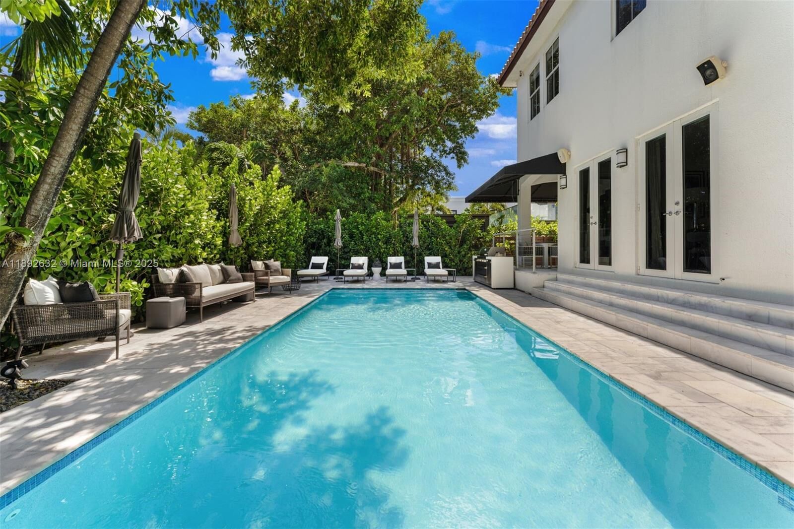 Property Photo:  