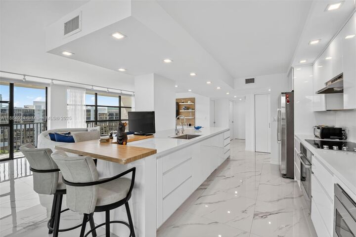 Property Photo: 600 Parkview Dr 1020 FL 33009