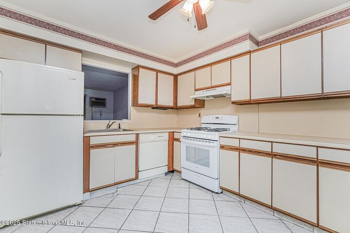 Property Photo: 4 McCormick Place NY 10305