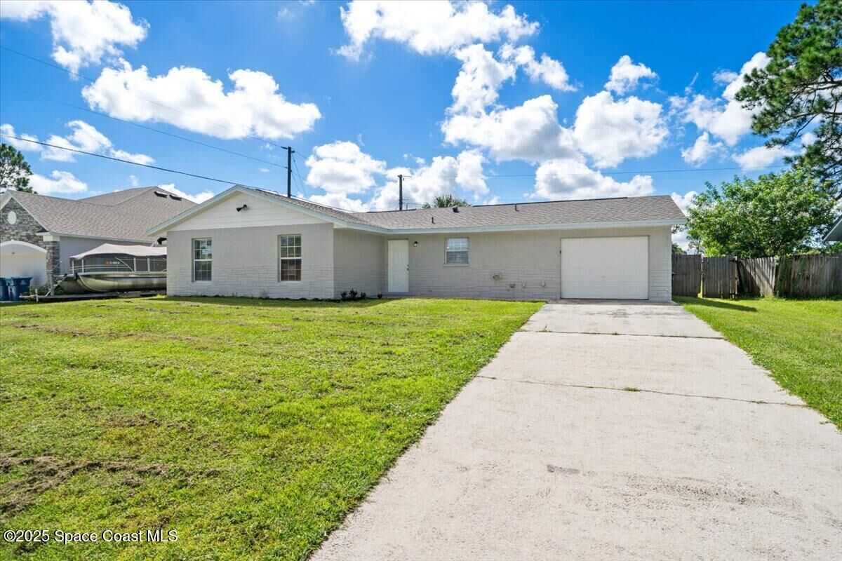 Property Photo: 680 Bluefields Street SE FL 32909