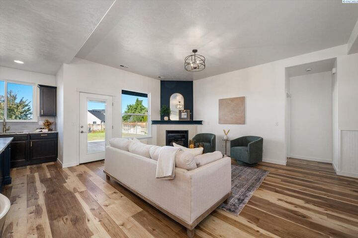 Property Photo:  882 Pikes Peak Dr  WA 99353 