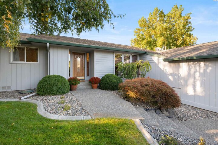 Property Photo: 206 Greenbriar West WA 99352