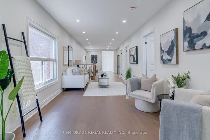Photo de la propriété: 26 Alyward Street ON M6M 3L2